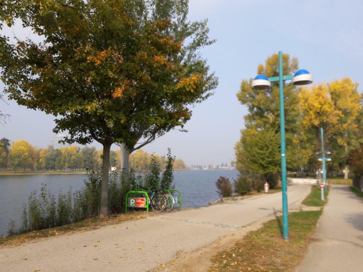 Bungalow at Lake Alte Donau Wina Bagian luar foto